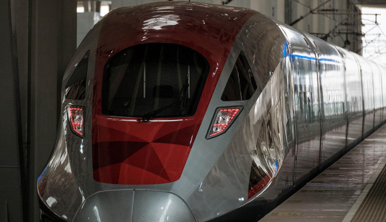 Kereta cepat Jakarta-Bandung yang diberi nama 'Whoosh' terlihat setelah peresmiannya di stasiun Halim, Jakarta, pada tanggal 2 Oktober 2023. (Yasuyoshi CHIBA/AFP)