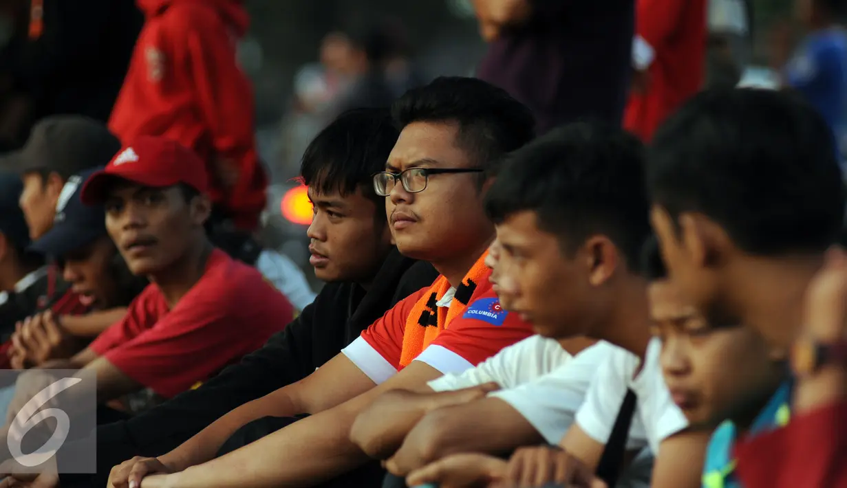 Ratusan suporter Persija menyaksikan langsung sesi latihan Bambang Pamungkas dkk di Markas Yon Zikon 14, Jakarta, Senin (24/8/2015). Persija kembali berlatih untuk menghadapi turnamen Piala Presiden 2015. (Liputan6.com/Helmi Fithriansyah)