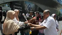 Sambut Presiden Baru, Relawan Prabowo Bagikan 888 Mawar Merah di Bundaran HI