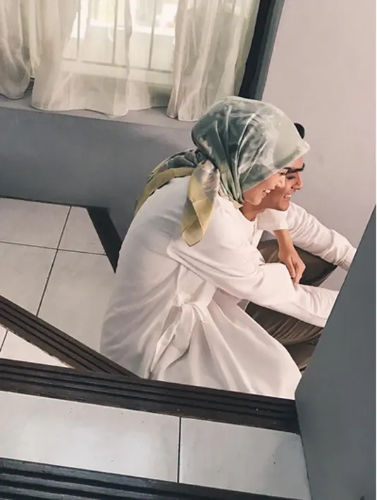 "Awalnya sebenarnya pengen pakai kerudung sudah lama banget dari habis nikah dan sudah bilang juga sama Ricky kalau nanti habis nikah mau pakai kerudung," kata bintang film Kambing Jantan: The Movie itu. (Instagram/herfiza)