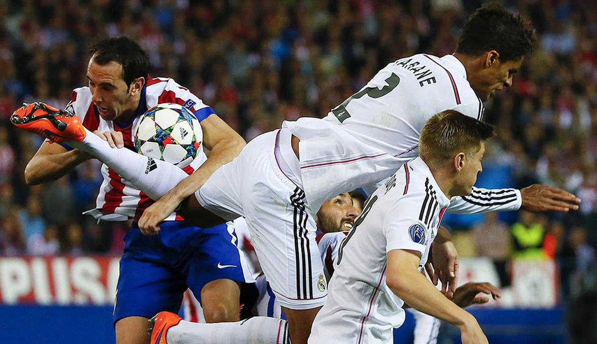 Kepala bek Atletico Madrid, Diego Godin, terkena kaki bek Real Madrid, Raphael Varane, pada laga perempat final Liga Champions di Stadion Vicente Calderon, Spanyol, Selasa (14/4/2015). (EPA/Juanjo Martin)