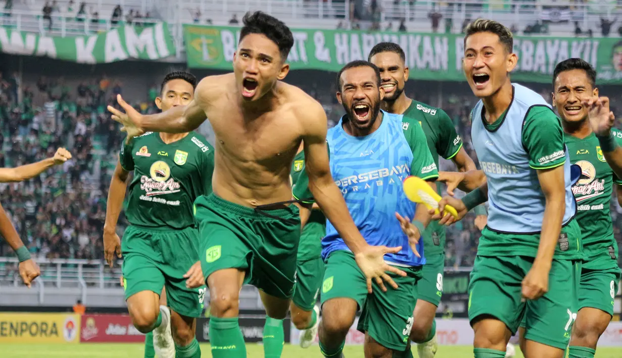 <p>Persebaya Surabaya berhasil meraih kemenangan atas PSIS Semarang meski dengan skor tipis 1-0 lewat gol tunggal Marselino Ferdinan. Laga yang berlangsung di Stadion Gelora Bung Tomo, Selasa (23/08/2022) tersebut sekaligus menjadi reuni bagi mantan pemain Bajul Ijo yang kini membela PSIS Semarang di kompetisi BRI Liga 1 musim 2022/2023. (Bola.com/Wahyu Pratama)</p>