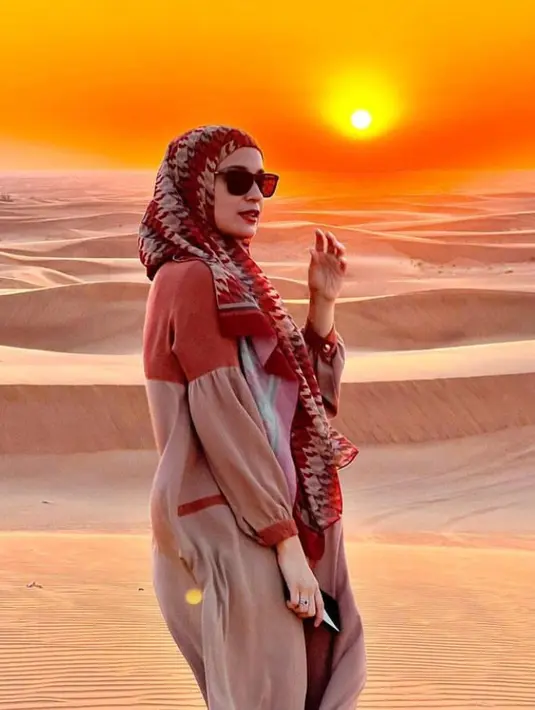 <p>Setelah menjadi Gadis Sampul, ia memulai debut aktingnya dengan memerankan Rhea pada sinetron Bukan Diriku. (Instagram @shireensungkar)</p>