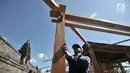 Pekerja memugar pendopo di kompleks Candi Cetho, Karanganyar, Jawa Tengah, Sabtu (25/8). Pegugaran pendopo di kompleks Candi Cetho ditargetkan selesai selama tiga bulan. (Merdeka.com/Iqbal Nugroho)
