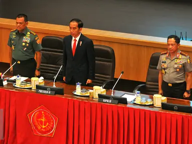 Presiden Joko Widodo (tengah), Panglima TNI Gatot Nurmantyo (kiri) dan Kapolri Tito Karnavian (kanan) saat menghadiri Rapat Pimpinan (Rapim) TNI 2017 di Aula Gedung Gatot Soebroto, Mabes TNI Cilangkap, Jakarta, Senin (16/1). (Liputan6.com/Angga Yuniar)