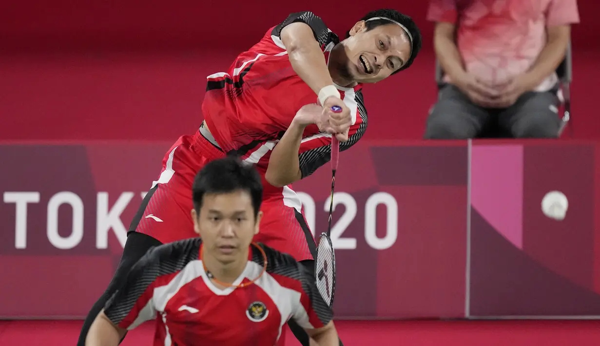 Pasangan Mohammad Ahsan dan Hendra Setiawan berhasil menang pada pertandingan kedua mereka di Grup D bulu tangkis ganda putra Olimpiade Tokyo 2020 dua gim langsung. Partandingan Ahsan/Hendra dan Chia/Soh berjalan selama 34 menit. (Foto: AP/Dita Alangkara)