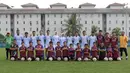 Pesepak bola cilik dari SSB Emas Jakarta Football Academy melakukan sesi foto bersama di Lapangan Ingub Muara Angke, Jakarta Utara. (Bola.com/M Iqbal Ichsan)