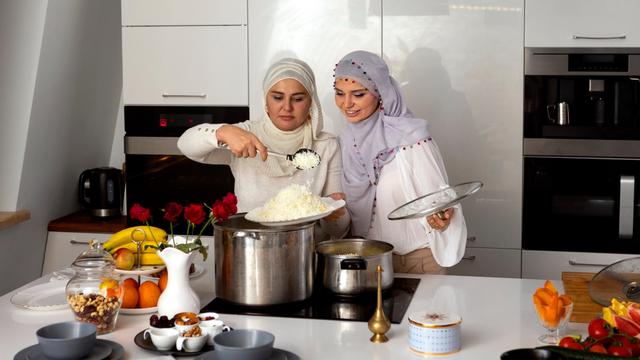 Ilustrasi menyiapkan hidangan pesta keluarga