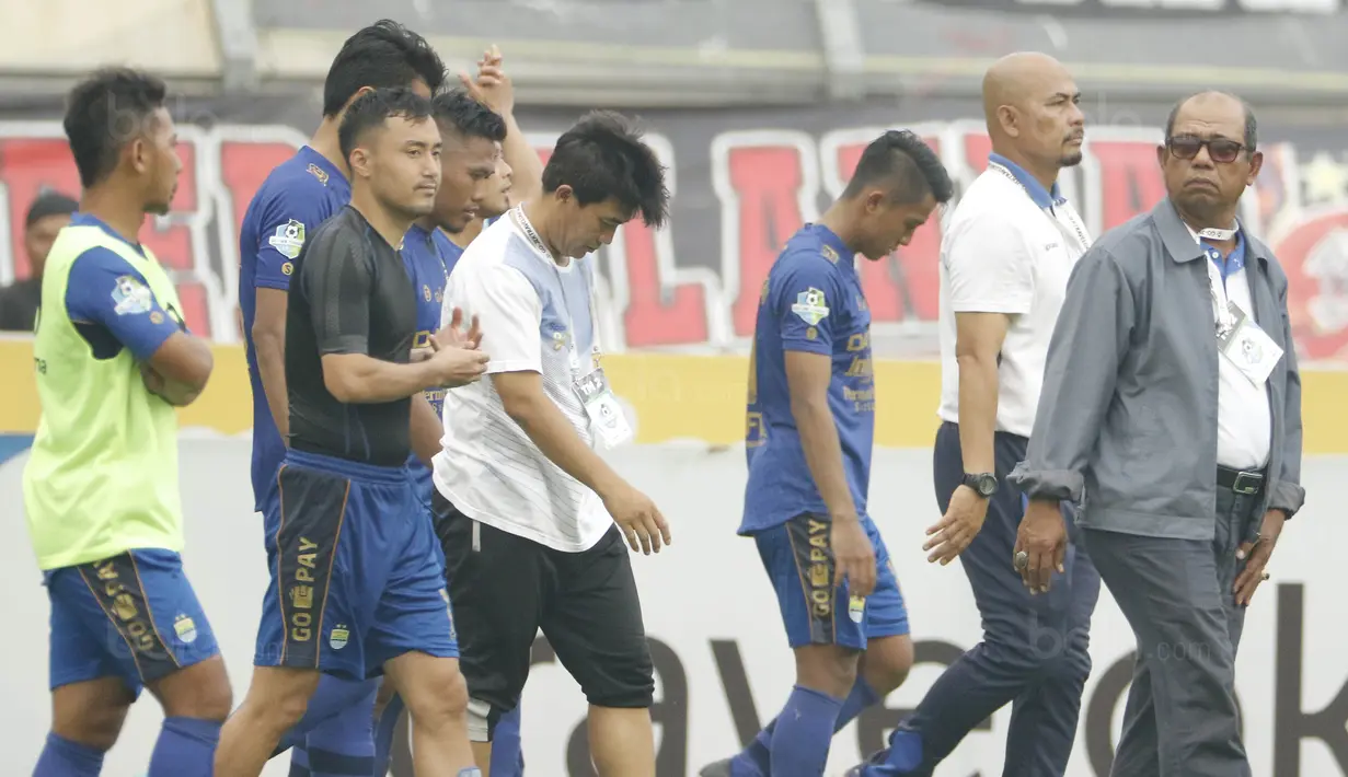 Pelatih Persib, Emral Abus, saat melawan Semen Padang pada laga Liga 1 Indonesia di Stadion Si Jalak Harupat, Bandung, Sabtu, (9/9/2017). Persib ditahan imbang 2-2 oleh Semen Padang. (Bola.com/M Iqbal Ichsan)