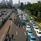 Sejumlah taksi terparkir di depan Gedung DPR RI, Jakarta, sebelum menggelar unjuk rasa, Selasa (22/3). (Liputan6.com/Johan Tallo)