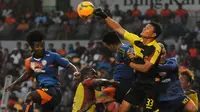 Penjaga gawang Sriwijaya FC, Dian Agus meninju bola saat berlaga melawan Arema Cronus di Trofeo Persija yang digelar di Stadion GBK Jakarta, (11/1/2015). (Liputan6.com/Helmi Fithriansyah)