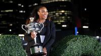 Serena Williams berpose dengan trofi setelah menjuarai Australia Terbuka 2017. Petenis berusia 35 tahun tersebut tidak akan mengikuti banyak turnamen pada tahun ini. (AP Photo/Dita Alangkara)