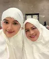 Erina Gudono salat Idul Fitri bersama sang mertua sekaligus ibu negara Iriana Jokowi. [Foto: @erinagudono]
