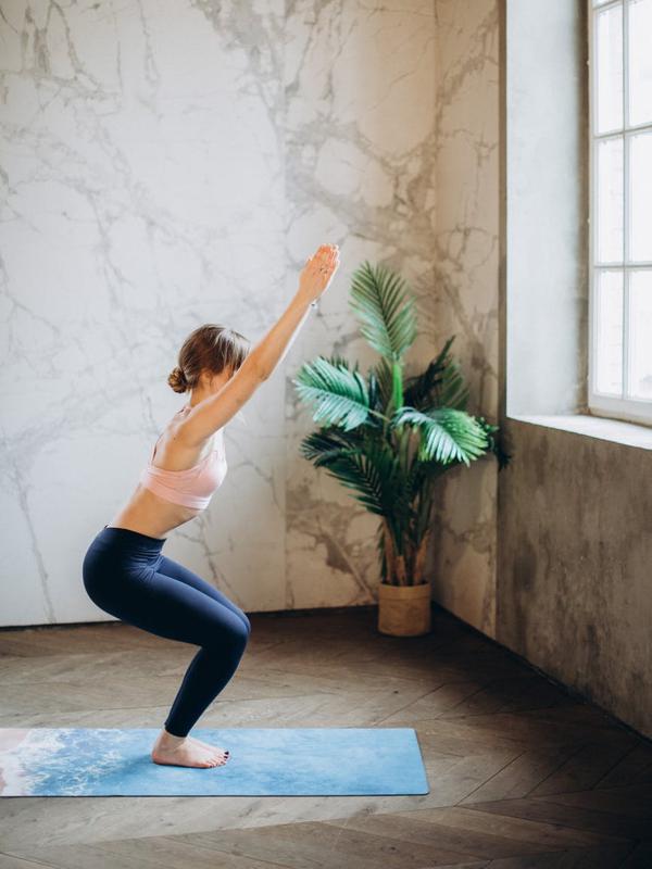 Ilustrasi kursiasana atau chair pose dalam latihan yoga. (dok. Elly Fairytale/pexels)