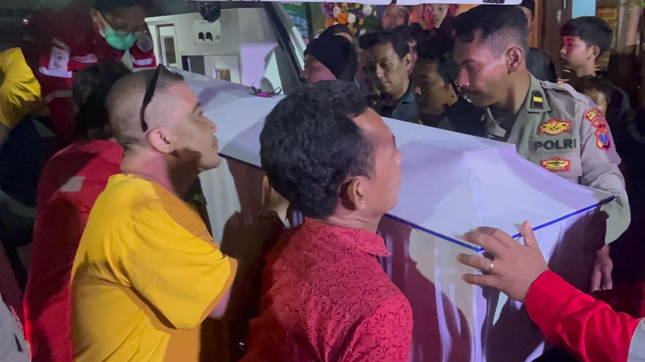 Tangis Keluarga Pecah saat 3 Jenazah Siswa SMP Mojokerto Terseret Ombak di Yogyakarta Tiba Di Rumah Duka
