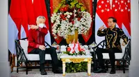 Presiden Joko Widodo (kanan) berbincang dengan PM Singapura Lee Hsien Loong di The Sanchaya Resort Bintan, Kabupaten Bintan, Provinsi Kepulauan Riau, Selasa (25/1/2022). Kehadiran PM Lee di Bintan ini untuk menghadiri Leaders’ Retreat Indonesia-Singapura. (Laily Rachev/Biro Pers Setpres)