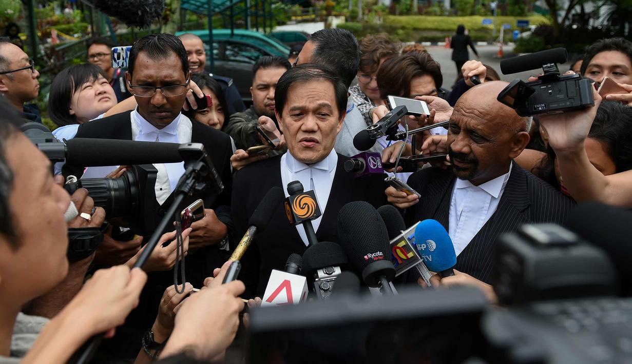 Hisyam Teh Toh Teik (tengah), Salim Bashir (kiri) dan Naran Singh pengacara Doan Thi Huong memberi keterangan saat istirahat persidangan Aisyah dan Doan Thi Huong di Pengadilan Tinggi Shah Alam, Kuala Lumpur, Malaysia (2/10). (AFP Photo/Mohd Rasfan)