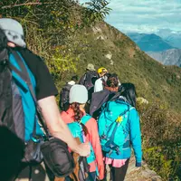 Manjakan diri dengan trekking ke berbagai spot destinasi wisata berikut ini. (Foto: Unsplash.com/Ashim D&rsquo;Silva)