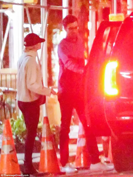 Tak lama, Emma dan Dave pun meninggalkan tempat tersebut dan langsung menuju ke dalam mobilnya. Hanya kabarnya, Dave sempat membungkukan badan untuk membukakan pintu sang kekasih. (Doc. Daily Mail)