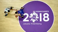Pebasket Filipina, Christopher Tiu, berusaha melewati pebasket Kazakhstan, Shaim Zuanov, pada laga Asian Games di Hall Basket, GBK, Jakarta, Kamis (16/8/2018). (AFP/Lillian Suwanrumpha)