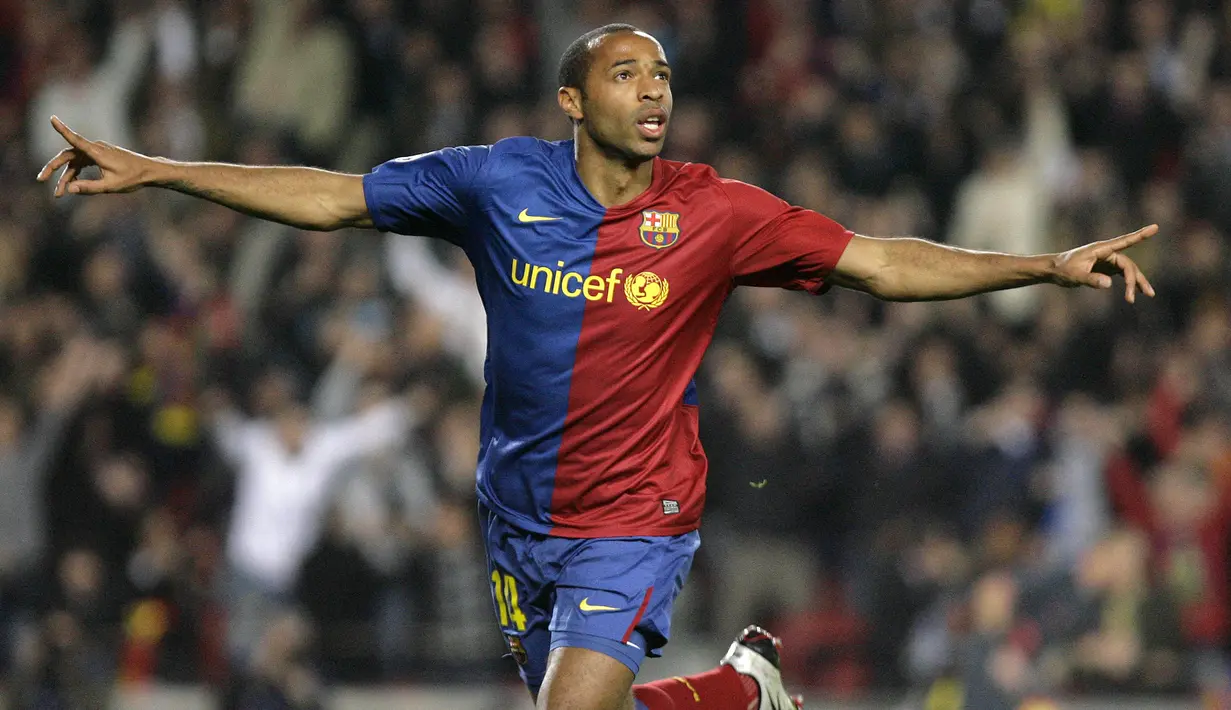 Selebrasi striker Barcelona, Thierry Henry setelah mencetak gol ke gawang Olympique Lyon dalam laga Liga Champions 2008/2009 di Camp Nou Stadium, Barcelona (11/3/2009). Thierry Henry total bermain dalam 112 laga di Liga Champions bersama AS Monaco, Arsenal dan Barcelona dengan torehan 50 gol dan 22 assist. (AFP/Josep Lago)