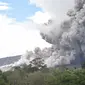 Awan panas disertai material vulkanik keluar dari kawah Gunung Sinabung, Karo, Sumatera Utara (1/11). (AFP Photo/Satar Ginting)