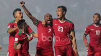 Boaz Solossa merayakan gol Hansamu Yama saat melawan Thailand pada leg pertama Final Piala AFF 2016. (Bola.com/Nicklas Hanoatubun)