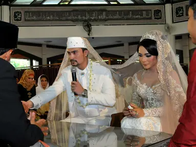 Wajah Reza Pahlevi terlihat sedikit tegang saat mengucapkan Ijab Kabul untuk mempersunting Ika Nico, Jakarta, Jumat (28/8/2015). Reza menikahi Ika dengan mas kawin tiga buah cincin berlian dan seperangkat alat salat (Liputan6.com/Faisal R Syam)
