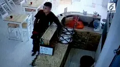 Seorang pria terekam kamera CCTV mengambil sebuah HP milik kasir.