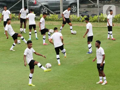 Para pemain Timnas Indonesia U-22 saat mengikuti sesi latihan tim di Lapangan A Senayan, Jakarta, Kamis (2/3/2023). Timnas U-22 menjalani pemusatan latihan buat persiapan Sea Games 2023 yang akan digelar pada 5-17 Mei 2023 di Kamboja. (Liputan6.com/Herman Zakharia)