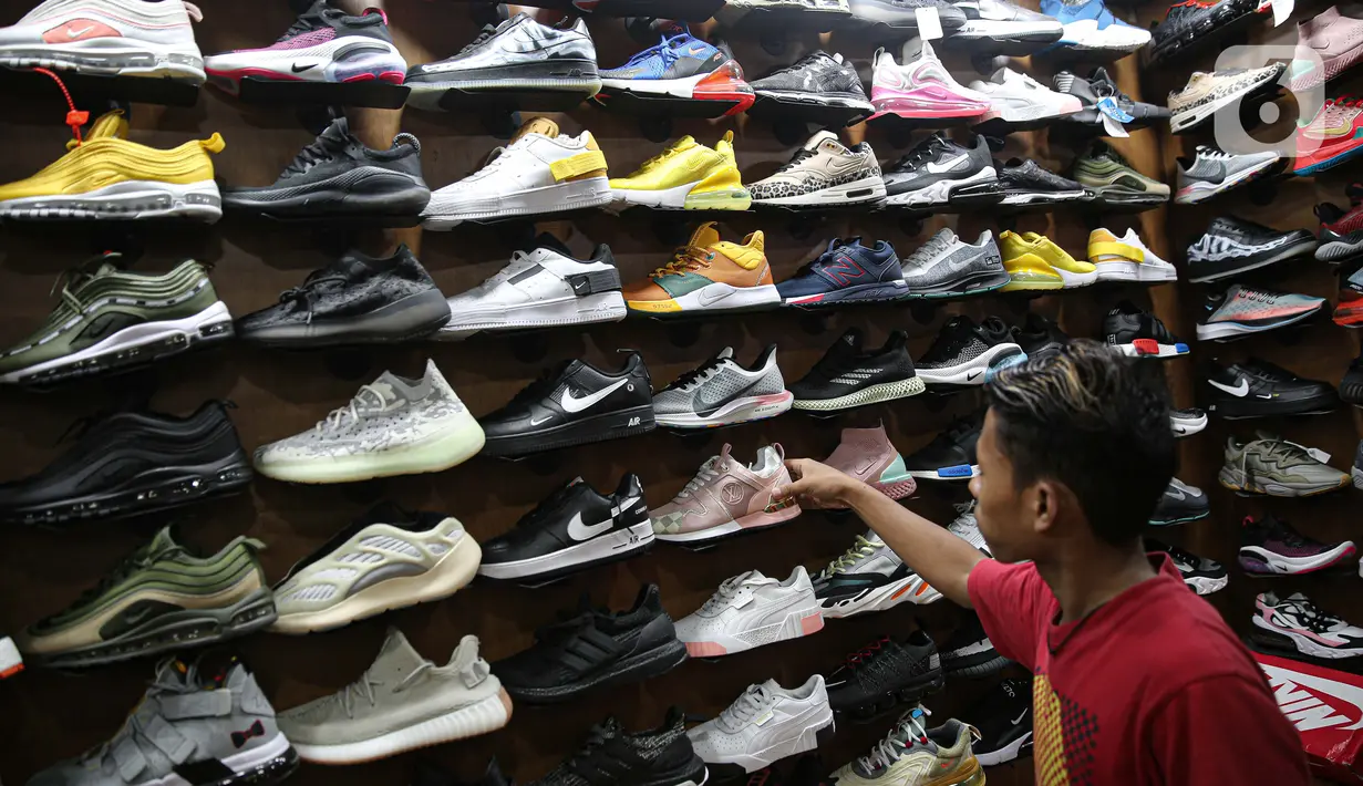 Penjual menata sepatu impor dari Vietnam dan China yang dipajang di salah satu toko di Jakarta, Selasa (1/9/2020). Kementerian Perdagangan memperketat prosedur impor produk alas kaki dan barang konsumsi lainnya melalui Peraturan Menteri Perdagangan Nomor 68 Tahun 2020. (Liputan6.com/Faizal Fanani)