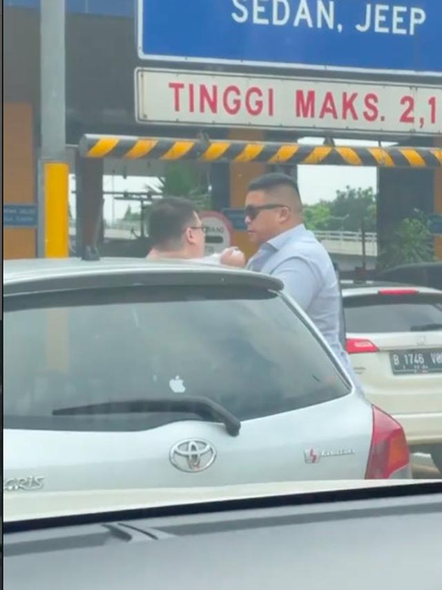 Viral Video Pengemudi Pajero Cekik dan Tampar Pengemudi Yaris di Tol