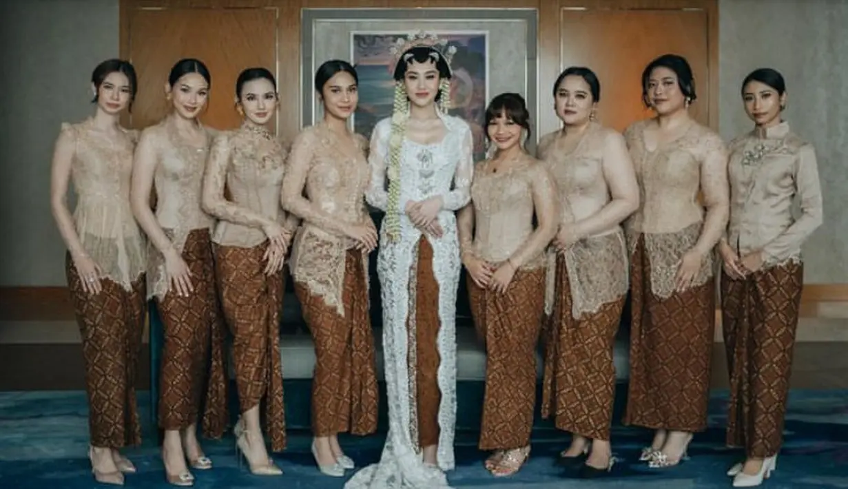 Aaliyah Massaid memiliki para bridesmaid good looking. Saat akad nikah, para bridesmaid pun tampil dibalut kebaya coklat muda dipadukan bawahan kain lilit batik. [@aaliyah.massaid]