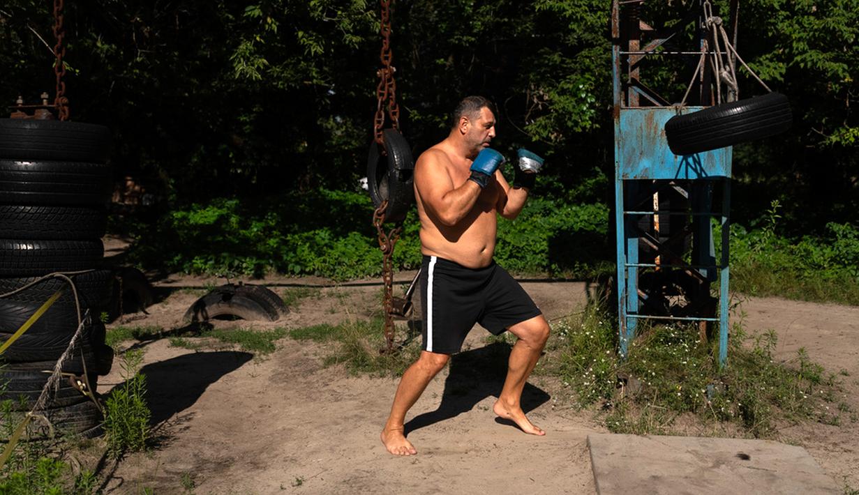 Alat kebugaran di sini terbilang lengkap. Bahkan ada sekitar 200 alat latihan yang bisa digunakan oleh pengunjung. (AP Photo/Jae C. Hong)