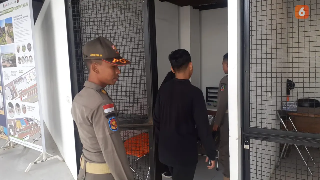 Satpol PP Banyuwangi amankan pasangan muda- muda yang terpergog melakukan perbuatan mesum di Terminal Pariwisata Terpadu Banyuwangi (Hermawan Arifianto/Liputan6.com)