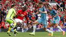 Kiper Manchester City, Claudio Bravo, berusaha menghalau bola tendangan pemain MU, Paul Pogba, dalam laga Premier League di Stadion Old Trafford, Sabtu (10/9/2016). (Action Images via Reuters/Carl Recine)