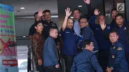 Ketua Bidang Hukum, Advokasi, dan HAM Partai Nasdem Taufik Basari (tengah belakang) bersama sejumlah kader Nasdem bersiap melaporkan Rizal Ramli ke Sentra Pelayanan Kepolisian Terpadu Polda Metro Jaya, Senin (17/9).(Liputan6.com/Helmi Fithriansyah)