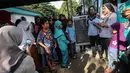 Petugas Disdukcapil mendata anak-anak untuk pembuatan Kartu Identitas Anak (KIA) di Pondok Aren, Tangerang Selatan, Jumat (16/11). Disdukcapil mencatat anak usia nol hingga 18 tahun ada sekitar 355.296 orang. (Liputan6.com/Fery Pradolo)