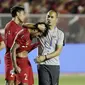 Asisten pelatih Timnas Indonesia U-22, Kurniawan Dwi Yulianto, menghibur Osvaldo Haay usai dikalahkan Vietnam pada laga final SEA Games 2019 di Stadion Rizal Memorial, Manila, Selasa (10/12). Indonesia kalah 0-3 dari Vietnam. (Bola.com/M Iqbal Ichsan)