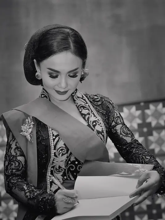 Yuni Shara salah satu perempuan Jawa yang juga ikut merayakan Kartini. Beberapa video singkat dibagikan saat merayakan Hari Kartini bersama anak-anak PAUD dan TK. (Instagram/yunishara36)