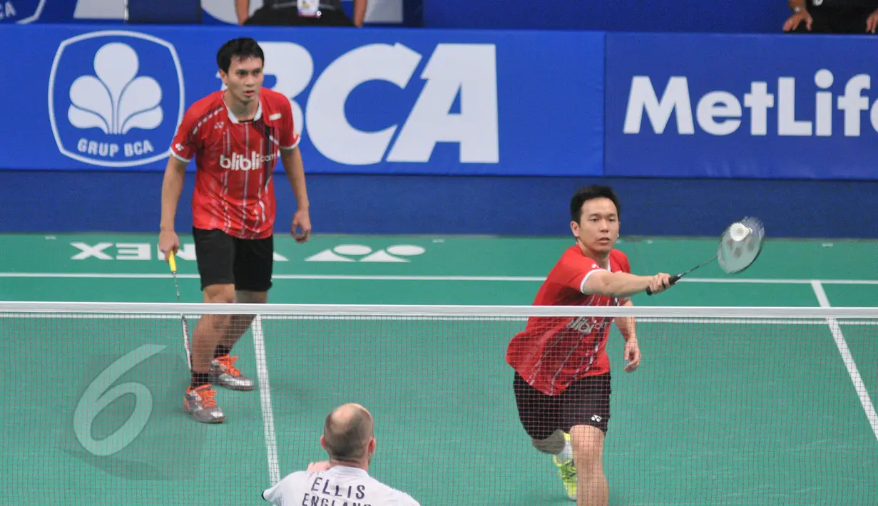 Ganda putra Indonesia, Hendra/Ahsan mengembalikan kok ke arah Andrew Ellis/Peter Mills di BCA Indonesia Open Superseries Premier 2015 di Istora Senayan, Jakarta, Rabu, (3/6/2015). Hendra/Ahsan menang 21-13 21-13. (Liputan6.com/Herman Zakharia)