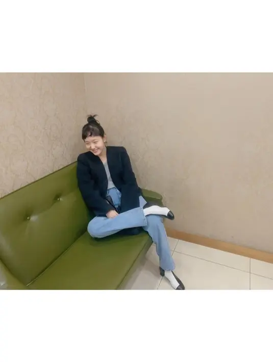 Kali ini, Kim Go Eun memilih tampilan semi formal, dengan blazer tanpa kerah bernuansa hijau zamrud, yang dipadunya dengan innerwear abu-abu dan celana jeans. Apa ini termasuk tampilan favoritmu, Sahabat FIMELA? Foto: Instagram @ggonekim.