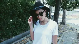 Kaus dan jeans menjadi busana andalan aktris kelahiran Malang, 21 Agustus 1991 ketika bersantai. Dipadukan dengan topi fedora berwarna hitam, membuat penampilan Lolita terlihat lebih modis. (Liputan6.com/IG/lolitagustine)