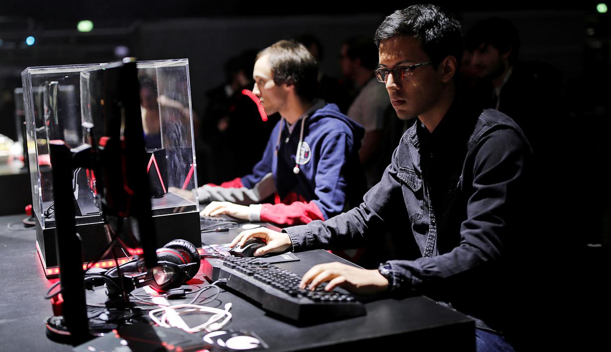 Seorang pengunjung terlihat serius memainkan video game pada acara Paris Games Week di Paris, Prancis (26/10). Sejumlah pencandu game berkumpul dalam Acara Paris Games Week dan unjuk kebolehan dalam bermain video game. (REUTERS/Benoit Tessier)