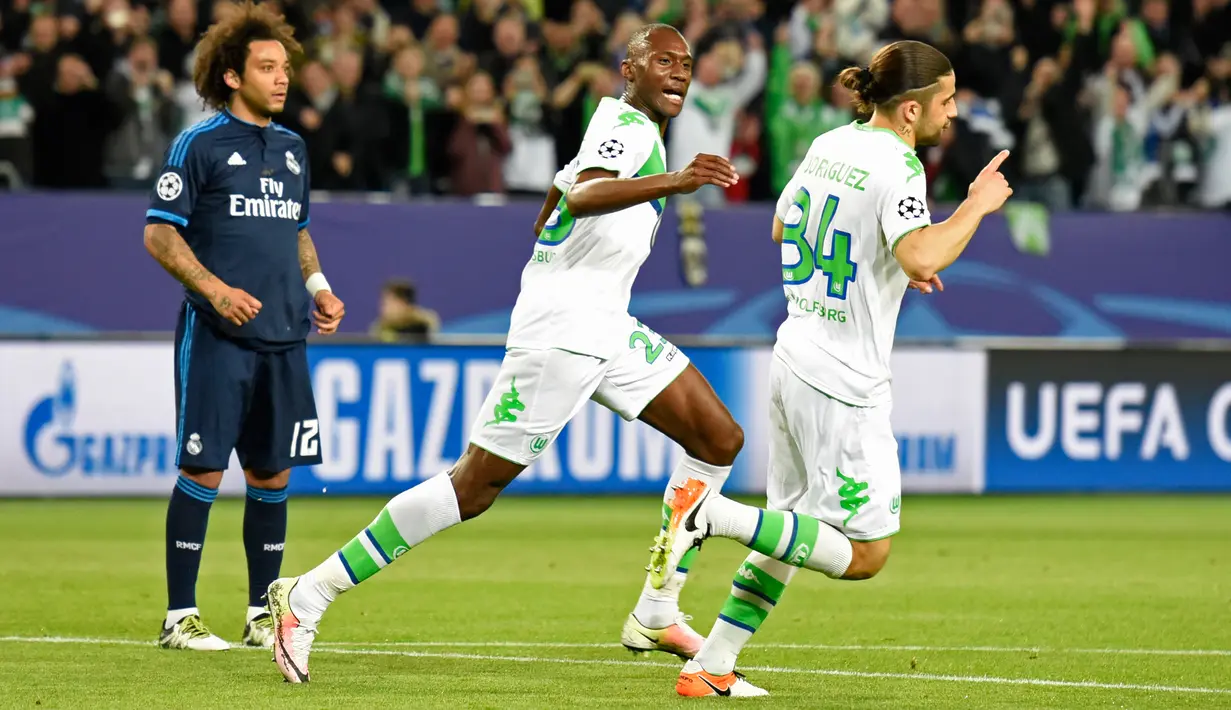 Bek Wolfsburg Rodrigo Rodriguez (kanan) melakukan selebrasi usai mencetak gol kegawang Real Madrid pada leg pertama liga champions di Stadion Volkswagen Arena, Wolfsburg, Jerman (7/4). Madrid takluk atas Wolfsburg dengan skor 2-0. (Reuters/Fabian Bimmer)