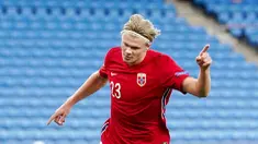 Striker Norwegia, Erling Braut Haaland, melakukan selebrasi usai mencetak gol ke gawang Rumania pada laga UEFA Nations League di Stadion Ullevaal, Minggu (11/10/2020). Norwegia menang dengan skor 4-0. (Stian Lysberg Solum /NTB scanpix via AP)