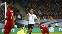 Pemain timnas Jerman, Thomas Muller (dua dari kanan) melakukan selebrasi usai merobek jala Republik Ceska, pada laga Grup C Kualifikasi Piala Dunia 2018 zona Eropa, di Hamburg Arena, Minggu (9/10/2016) dini hari WIB.  (Reuters/Wolfgang Rattay)