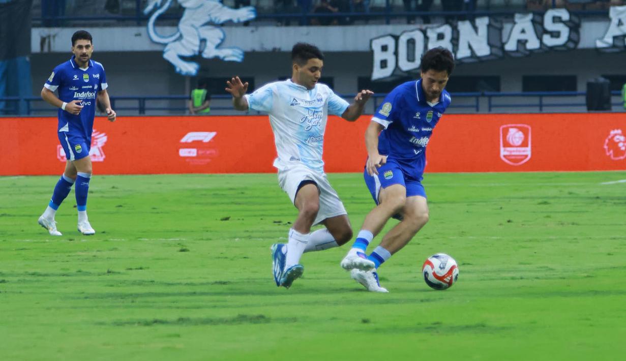 Pemain Persib Bandung, Thom Haye dijaga ketat oleh pemain PSIM Yogyakarta, Ezequiel Vidal pada pertandingan pekan ke-31 BRI Super League 2025/2026di Stadion Gelora Bandung Lautan Api, pada Senin (4/5/2026) sore WIB. (Bola.com/Erwin Snaz)