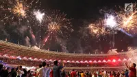 Kembang api menghiasi perayaan Natal Tiberias Indonesia yang ke-17 di Stadion GBK, Senayan, Jakarta, Sabtu (8/12). Perayaan natal yang dihadiri jemaat dari 14 provinsi memasuki tahun kedua. (Liputan6.com/Johan Tallo)