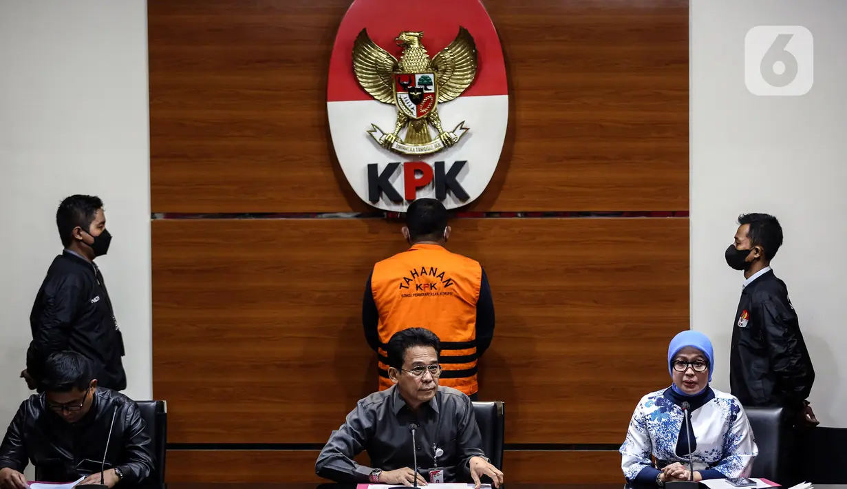 Wakil Ketua KPK Johanis Tanak (Tengah), Deputi Penindakan dan Eksekusi Komisi Pemberantasan Korupsi (KPK) Karyoto (kiri) dan Juru Bicara KPK bidang Pencegahan saat memberikan keterangan pers mengenai penahanan Tersangka mantan Panglima Gerakan Aceh Merdeka (GAM) Izil Azhar atau Ayah Merin di Gedung Merah Putih KPK, Jakarta, Rabu (25/1/2023). pasca ditangkap di Banda Aceh pada Selasa 24 Januari 2023. Izil Azhar yang merupakan orang kepercayaan mantan Gubernur Aceh Irwandi Yusuf, dan sempat masuk dalam Daftar Pencarian Orang (DPO) dan menjadi buronan KPK sejak November 2018, karena diduga menjadi perantara penerima gratifikasi uang "jaminan pengamanan",  dari Board of Management (BOM) PT NS Joint Operation (Nindya Sejati) untuk Gubernur NAD Irwandi Yusuf, terkait proyek pembangunan Dermaga Bongkar pada Kawasan Perdagangan Bebas dan Pelabuhan Bebas Sabang tahun anggaran 2006-2011. (Liputan6.com/Johan Tallo)